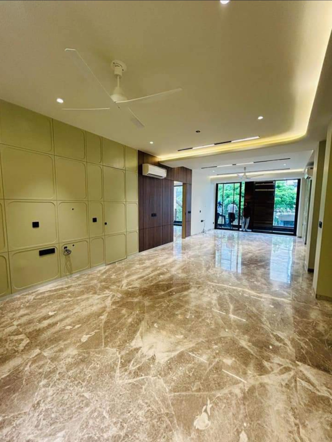 4 BHK + Servant Room,Extra Room Apartment For Rent in Mahagun Mezzaria