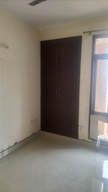 Room in 2.5 BHK Apartment at SRS Royal Hills, Sector 87 – for Rent