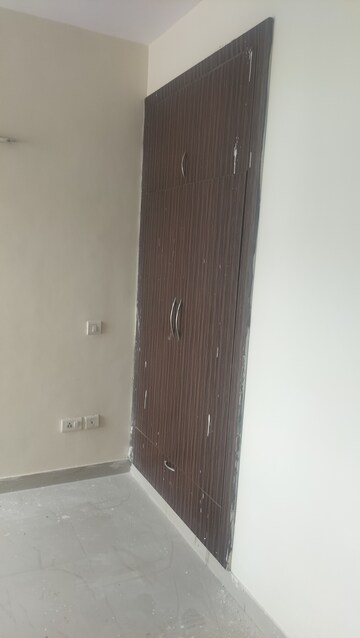 Furnished Amenities in 2.5 BHK Apartment at SRS Royal Hills, Sector 87 – for Rent