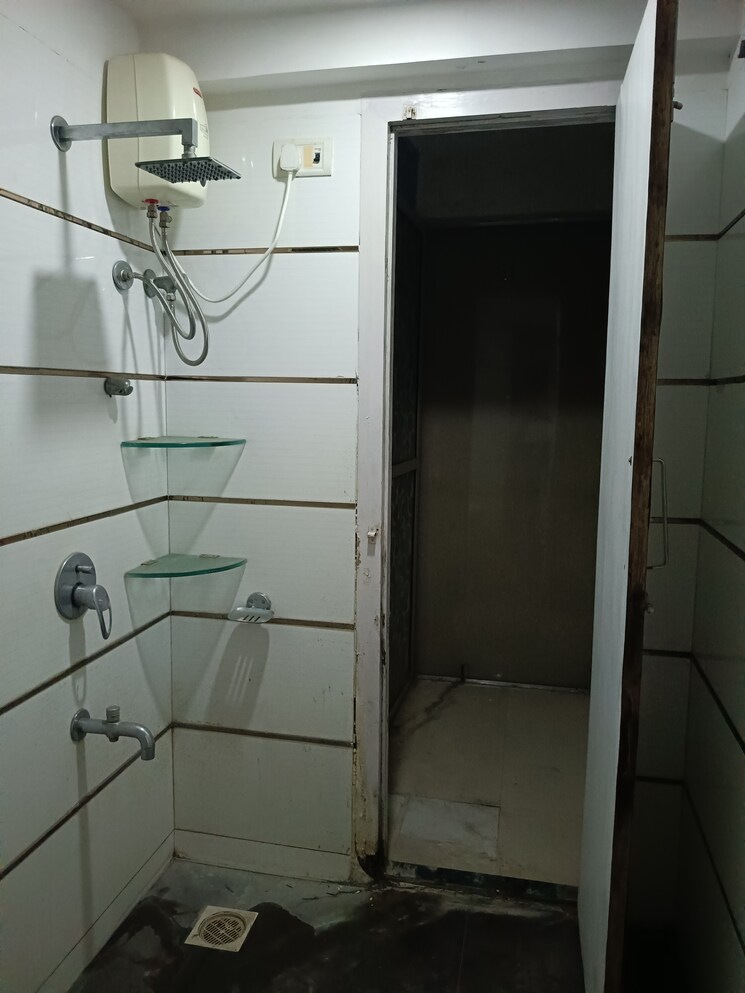 Bathroom, cosmos-majestic 3 Bedroom 1100 Sq.Ft. Apartment In Prabhadevi Mumbai 8866936