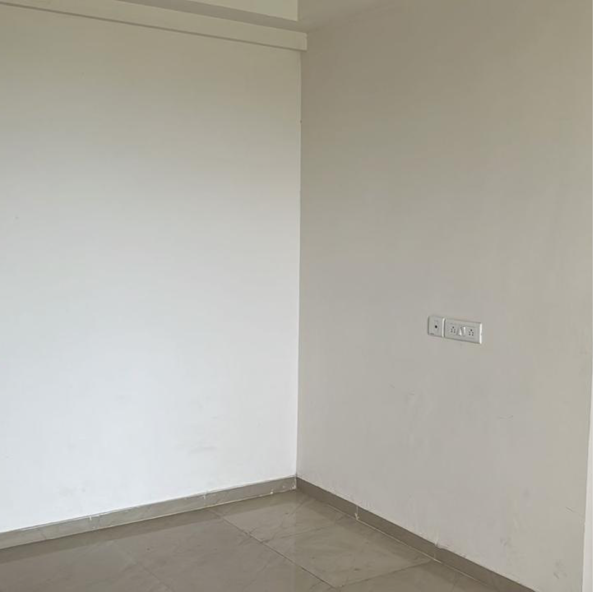 2.5 BHK + Servant Room Apartment For Rent in Mahagun Mantra I