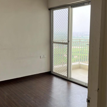 Room in 2.5 BHK Apartment at Mahagun Mantra I, Vaidpura – for Rent
