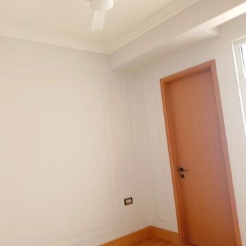 Room in 4 BHK Builder Floor at DLF The Grove, Sector 54 – for Rent