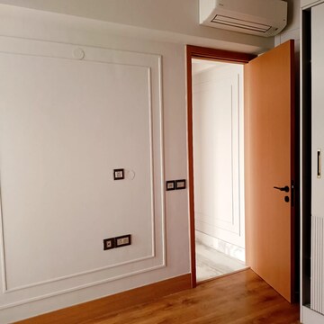 Room in 4 BHK Builder Floor at DLF The Grove, Sector 54 – for Rent