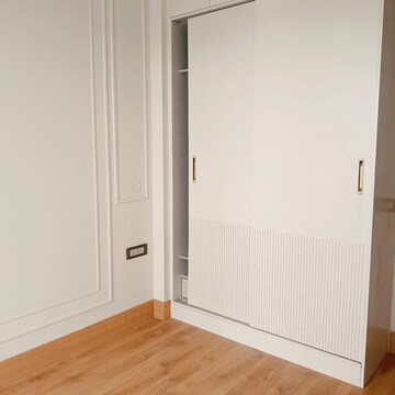 Room in 4 BHK Builder Floor at DLF The Grove, Sector 54 – for Rent