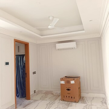 Bathroom in 4 BHK Builder Floor at DLF The Grove, Sector 54 – for Rent