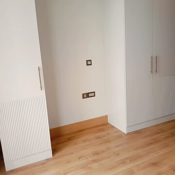 Room in 4 BHK Builder Floor at DLF The Grove, Sector 54 – for Rent