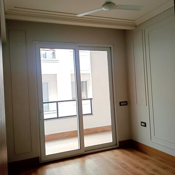 Room in 4 BHK Builder Floor at DLF The Grove, Sector 54 – for Rent