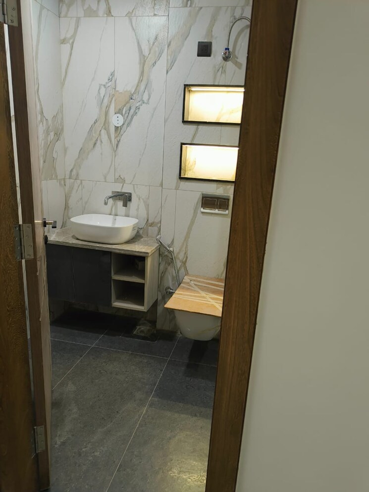 Bathroom, sector 49 4 Bedroom 280 Sq.Yd. Builder Floor In Sector 49 Gurgaon 8866996