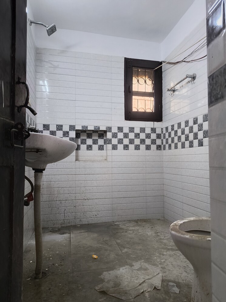 Bathroom, sarita vihar 2 Bedroom 1250 Sq.Ft. Apartment In Sarita Vihar Delhi 8868613