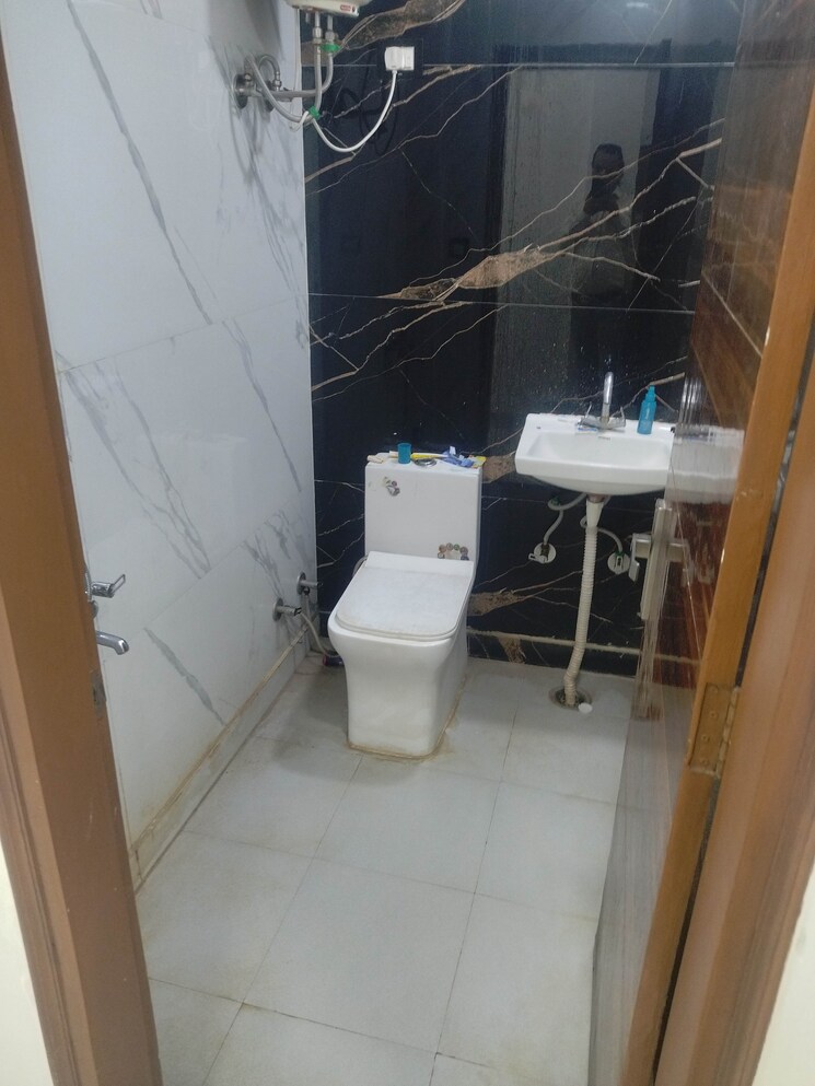 Bathroom, govindpuri 3 Bedroom 800 Sq.Ft. Builder Floor In Govindpuri Delhi 8867101