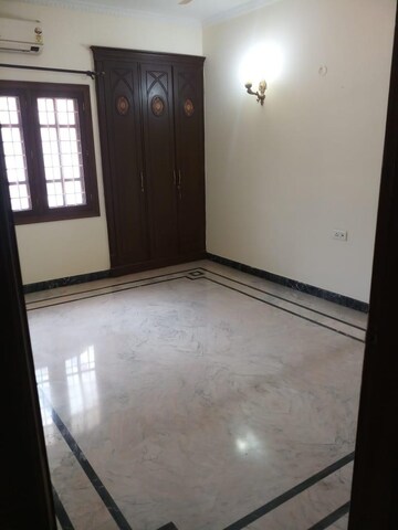 Room in 3 BHK Apartment at Defence Colony – for Rent