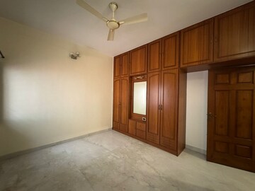 Room in 3 BHK Apartment at Defence Colony – for Rent