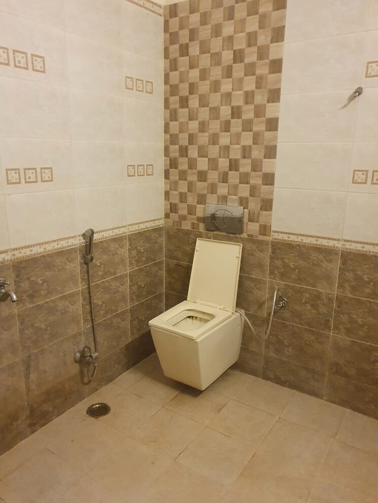Bathroom, gomti nagar 4 Bedroom 3200 Sq.Ft. Builder Floor In Gomti Nagar Lucknow 8867163