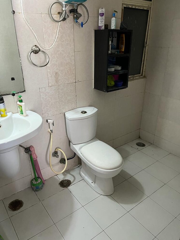 Bathroom, amrapali-sapphire 3 Bedroom 1390 Sq.Ft. Apartment In Sector 45 Noida 8867168