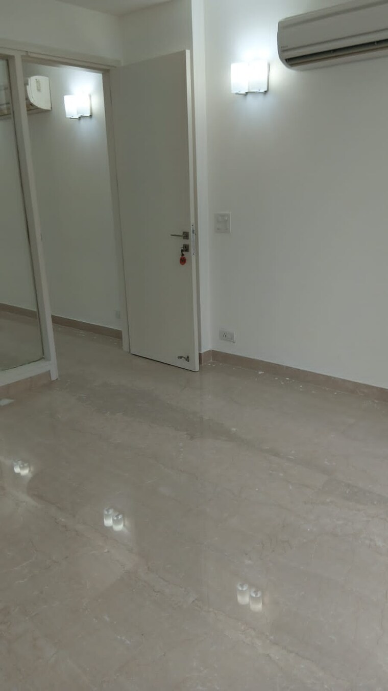 Room, east of kailash 3 Bedroom 1200 Sq.Ft. Builder Floor In East Of Kailash Delhi 8867261