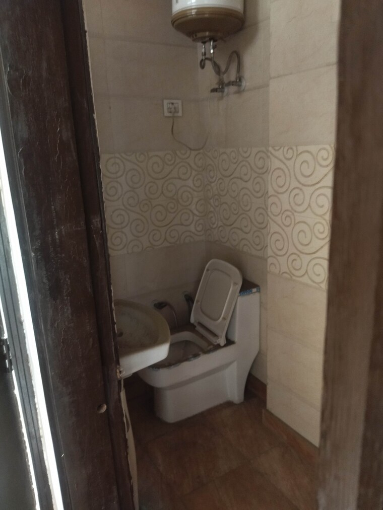 Bathroom, govindpuri 3 Bedroom 900 Sq.Ft. Builder Floor In Govindpuri Delhi 8867312