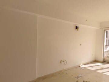 Room in 3 BHK Apartment at DLF Regal Gardens, Sector 90 – for Rent