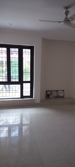 Room in 6+ BHK Independent House at Tulip Mall, Sector 46 – for Sale
