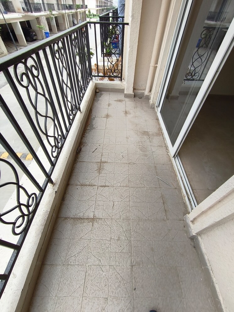 Balcony, signature-global-park-4-and-5 3 Bedroom 1006 Sq.Ft. Apartment In Sohna Sector 36 Gurgaon 8867732