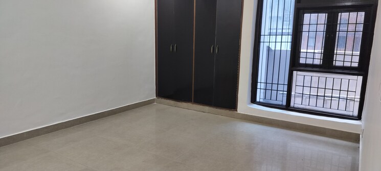 Room, tulip-mall 6+ Bedroom 200 Sq.Mt. Independent House In Sector 46 Noida 8867610