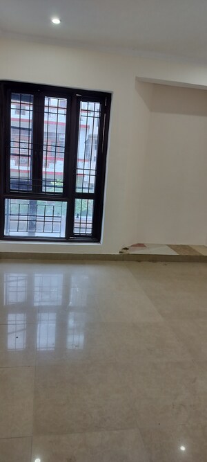 Room in 6+ BHK Independent House at Tulip Mall, Sector 46 – for Sale