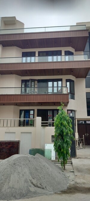 6+ BHK Independent House For Sale in Tulip Mall, Sector 46