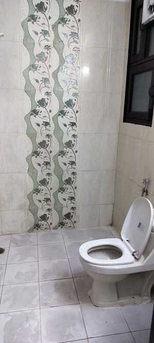 Bathroom in 6+ BHK Independent House at Tulip Mall, Sector 46 – for Sale