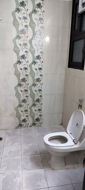 Bathroom in 6+ BHK Independent House at Tulip Mall, Sector 46 – for Sale