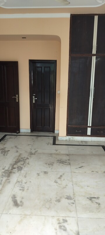 Building Lobby in 3 BHK Independent House at Gardenia Glory, Sector 46 – for Rent