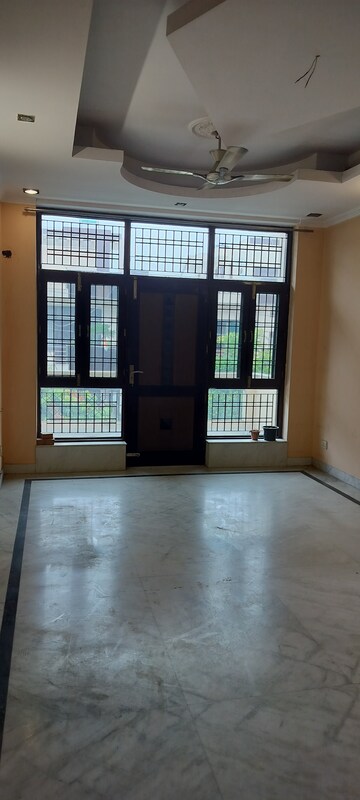 Room in 3 BHK Independent House at Gardenia Glory, Sector 46 – for Rent