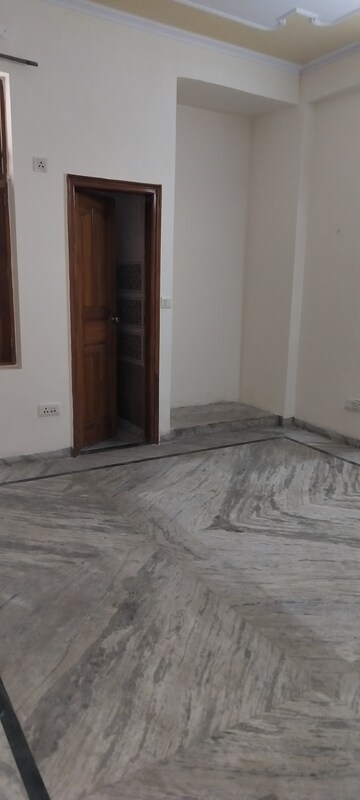 Room in 3 BHK Independent House at Tulip Mall, Sector 46 – for Rent