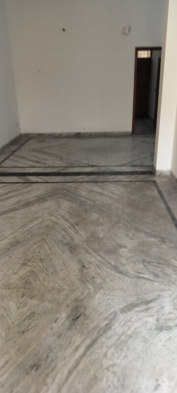 Room in 3 BHK Independent House at Tulip Mall, Sector 46 – for Rent