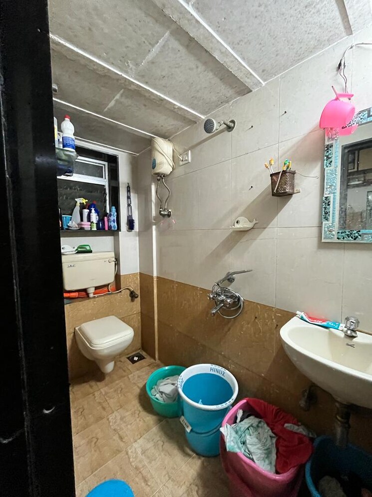 Bathroom, dadar west 1 Bedroom 500 Sq.Ft. Apartment In Dadar West Mumbai 8867734