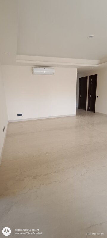 Room in 4 BHK Apartment at Eros Edenwood Towers, Lakkarpur – for Sale