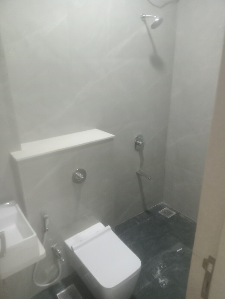 Bathroom, sugee-akanksha 2 Bedroom 700 Sq.Ft. Apartment In Dadar West Mumbai 8868019