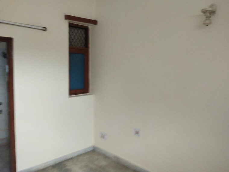 Room, sector 48 6 Bedroom 112 Sq.Mt. Independent House In Sector 48 Noida 8868086