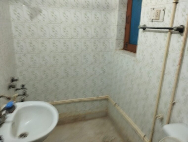 Bathroom, sector 48 6 Bedroom 112 Sq.Mt. Independent House In Sector 48 Noida 8868086