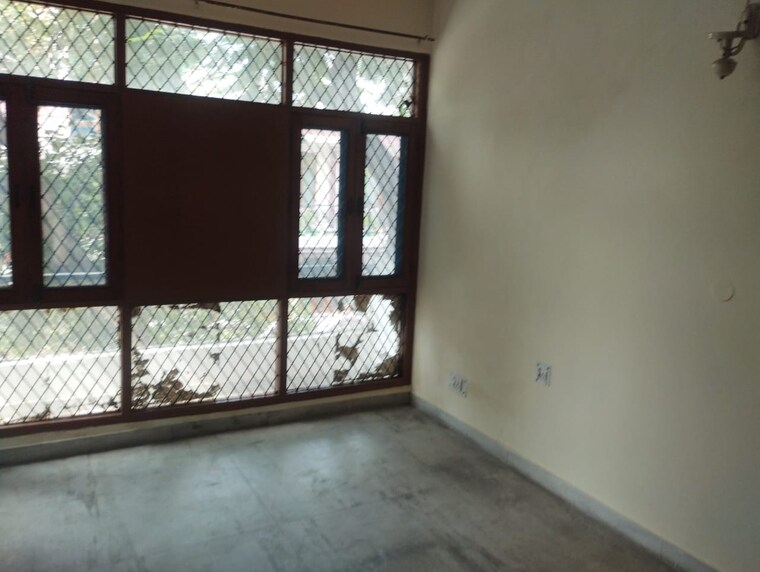 Room, sector 48 6 Bedroom 112 Sq.Mt. Independent House In Sector 48 Noida 8868086