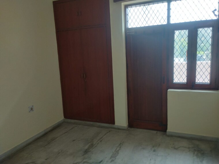 Room, sector 48 6 Bedroom 112 Sq.Mt. Independent House In Sector 48 Noida 8868086