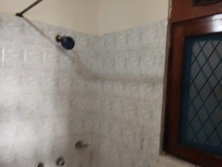 undefined, sector 48 6 Bedroom 112 Sq.Mt. Independent House In Sector 48 Noida 8868086