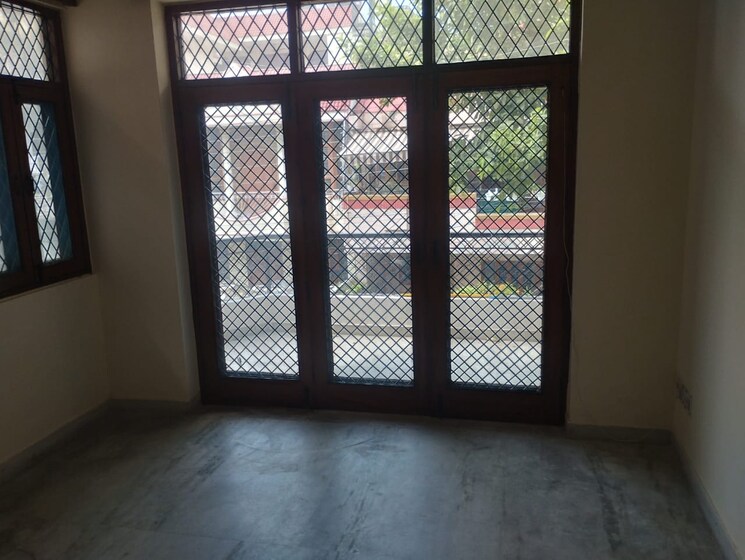 Room, sector 48 6 Bedroom 112 Sq.Mt. Independent House In Sector 48 Noida 8868086