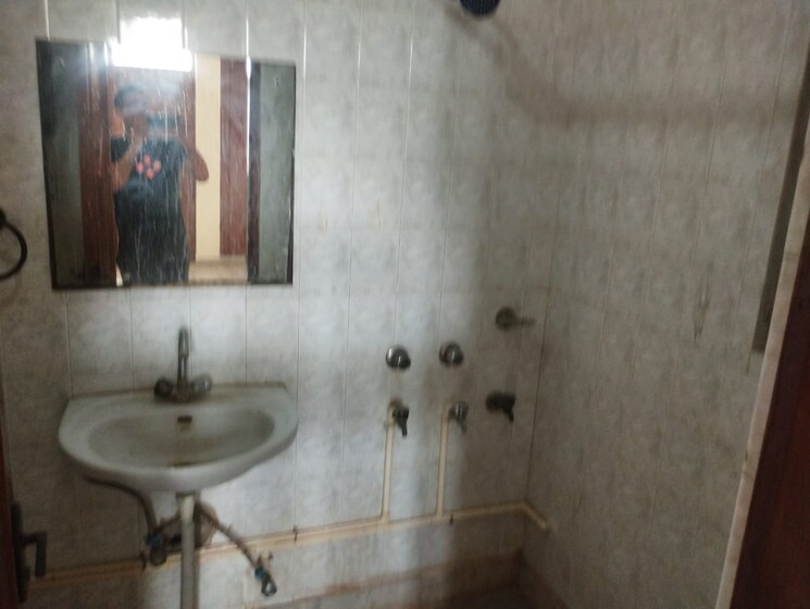 Bathroom, sector 48 6 Bedroom 112 Sq.Mt. Independent House In Sector 48 Noida 8868086