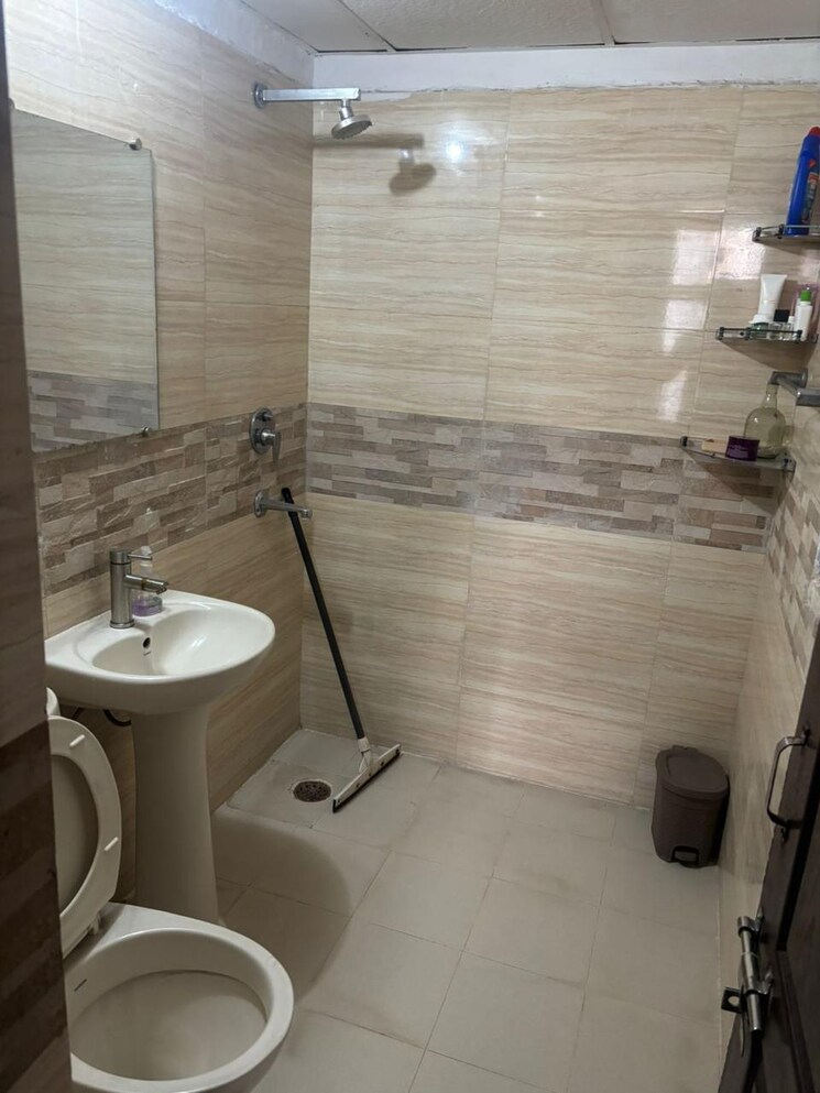 Bathroom, amrapali-zodiac 2.5 Bedroom 1075 Sq.Ft. Apartment In Sector 120 Noida 8868018