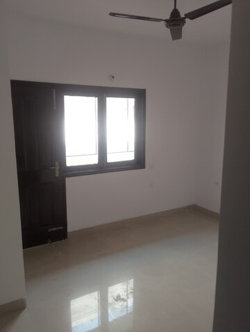 Room in 2 BHK Builder Floor at Wave Prime Floors, Wave City – for Rent
