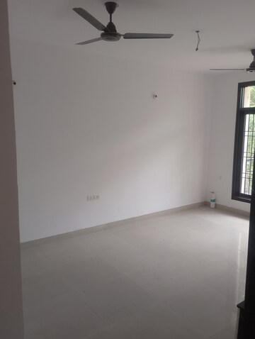 Room in 2 BHK Builder Floor at Wave Prime Floors, Wave City – for Rent