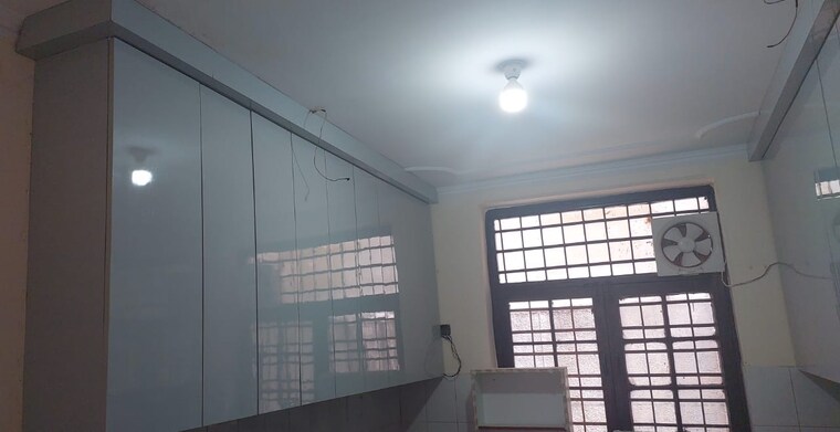 Room, sector 46 6 Bedroom 200 Sq.Mt. Independent House In Sector 46 Noida 8868388