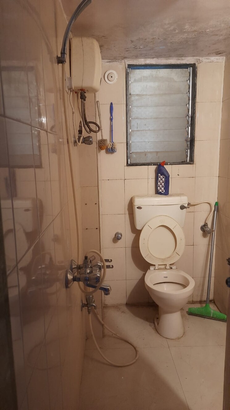 Bathroom, saraswati-chs-vile-parle-west 1 Bedroom 480 Sq.Ft. Apartment In Vile Parle West Mumbai 8868381