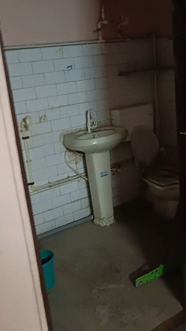 Bathroom, shalimar garden extension i 2 Bedroom 900 Sq.Ft. Builder Floor In Shalimar Garden Extension I Ghaziabad 8868696