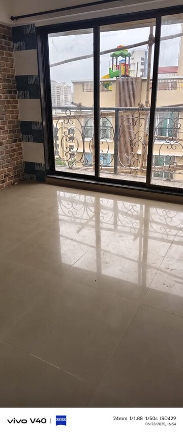 Room in 2 BHK Apartment at Solitaire Heights, Malad West – for Rent